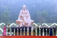 Tổng Bí thư, Chủ tịch nước Tô Lâm và các đại biểu tại Lễ khánh thành Tượng đài “Bác Hồ với Ngày hội non sông”. (Ảnh: Thống Nhất/TTXVN)