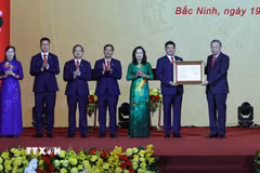 Tổng Bí thư, Chủ tịch nước Tô Lâm trao Nghị quyết của Quốc hội về việc thành lập thành phố Bắc Ninh cho lãnh đạo Thành phố. (Ảnh: Thống Nhất/TTXVN)