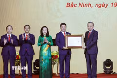 Tổng Bí thư, Chủ tịch nước Tô Lâm trao Nghị quyết của Quốc hội về việc thành lập thành phố Bắc Ninh cho lãnh đạo Thành phố. (Ảnh: Thống Nhất/TTXVN)
