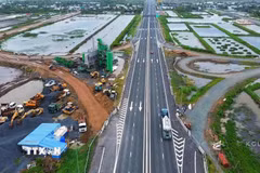 Thi công tại nút giao IC 10 thuộc dự án cao tốc Cần Thơ-Cà Mau. (Ảnh: Tuấn Phi/TTXVN)