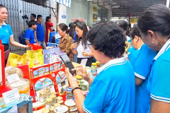 Chợ 4.0 là xu hướng mua bán văn minh, hiện đại, nơi tiểu thương và khách hàng không cần dùng đến tiền mặt để giao dịch. (Ảnh: Chanh Đa/TTXVN)