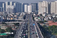 Mật độ phương tiện lớn tạo áp lực lên hạ tầng giao thông và môi trường của Hà Nội. (Ảnh: Trung Nguyên/TTXVN)