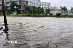 Tại Thanh Hóa vẫn đang mưa to, trên các tuyến đường bị ngập nước tiếp tục dâng cao. (Ảnh: Khiếu Tư/TTXVN)