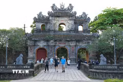 Du khách tham quan Đại Nội Huế. (Ảnh: Nguyên Lý/TTXVN)
