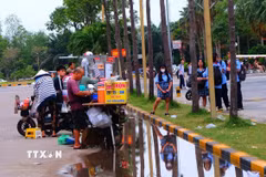 "Quán di động" đậu ở nơi không đảm bảo vệ sinh, gần cổng trường học trên địa bàn Quận 7, Thành phố Hồ Chí Minh. (Ảnh: Hương Giang/TTXVN)