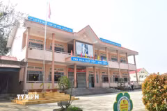 Năm học 2024-2025, tỷ lệ trường đạt chuẩn quốc gia đạt 62,1%, đáp ứng nhu cầu học tập của hàng trăm nghìn học sinh. (Ảnh: Nguyên Dung/TTXVN)