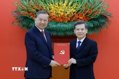 Tổng Bí thư Tô Lâm trao Quyết định của Bộ Chính trị điều động, phân công, bổ nhiệm đồng chí Lê Minh Trí giữ chức Phó Trưởng Ban Thường trực Ban Nội chính Trung ương. (Ảnh: Thống Nhất/TTXVN)