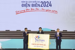Trao Cờ đăng cai Năm du lịch quốc gia năm 2025 cho tỉnh Thừa Thiên-Huế. (Ảnh: Xuân Tư/TTXVN)