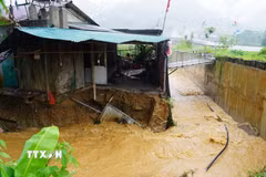 Một nhà dân ở xã Nguyên Bình, tỉnh Cao Bằng bị sạt lở. (Ảnh: TTXVN phát)