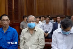Các bị cáo Nguyên lãnh đạo Tổng Công ty lương thực miền Nam bị đưa ra xét xử. (Ảnh: TTXVN phát)