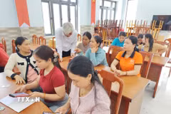 Người dân xã miền núi La Dêê (thành phố Đà Nẵng) được "cầm tay chỉ việc" về sử dụng AI. (Ảnh: Khoa Chương/ TTXVN)