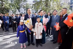 Chủ tịch Quốc hội Trần Thanh Mẫn và Phu nhân gặp gỡ cán bộ, nhân viên Đại sứ quán và cộng đồng người Việt Nam tại Mông Cổ. (Ảnh: Doãn Tấn/TTXVN)