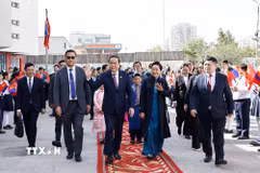 Chủ tịch Quốc hội Trần Thanh Mẫn và Phu nhân thăm Trường liên cấp số 14 mang tên Chủ tịch Hồ Chí Minh. (Ảnh: Doãn Tấn/TTXVN)