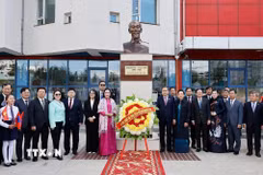 Chủ tịch Quốc hội Trần Thanh Mẫn và Phu nhân cùng đại biểu chụp ảnh lưu niệm tại Tượng đài Chủ tịch Hồ Chí Minh ở Trường số 14 mang tên Chủ tịch Hồ Chí Minh. (Ảnh: Doãn Tấn/TTXVN)