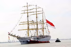 Tàu KRI Bima Suci thuộc Hải quân Indonesia được lai dắt vào cảng Sài Gòn-Hiệp Phước. (Ảnh: Xuân Khu/TTXVN)