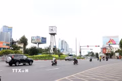 Tình hình giao thông tại khu vực vòng xoay Nguyễn Bỉnh Khiêm được cải thiện rõ rệt, các phương tiện di chuyển thông suốt sau gần 2 tháng triển khai điều chỉnh. (Ảnh: Tiến Lực/TTXVN)