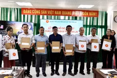 Trao kỷ vật, hồ sơ cho người nhà của các cán bộ đi B. (Ảnh: Sỹ Thắng/TTXVN)