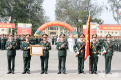 Thừa ủy quyền của Chủ tịch nước, Đại tướng Nguyễn Tân Cương trao Huân chương Bảo vệ Tổ quốc hạng Nhất tặng Trường Sỹ quan Lục quân 1. (Nguồn: Báo Quân đội Nhân dân)