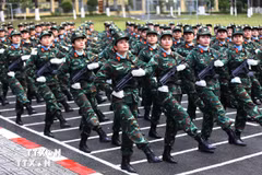 Khối Nữ sỹ quan gìn giữ hòa bình phải mang súng nặng hơn 4kg trong suốt quá trình luyện tập. (Ảnh: Lê Xuân/TTXVN)