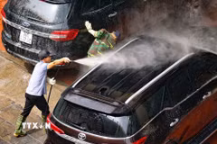 Người làm dịch vụ rửa xe luôn tay không nghỉ trong những ngày cận Tết. (Ảnh: Thanh Tùng/TTXVN)