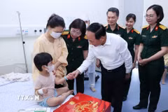 Trưởng Ban Tuyên giáo Trung ương Trịnh Văn Quyết thăm, động viên, tặng quà các bệnh nhi đang chữa bệnh tại Bệnh viện Quân Y 103. (Ảnh: Văn Điệp/TTXVN)