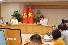 Phó Thủ tướng Lê Tiến Châu chủ trì họp hoàn thiện Đề án thí điểm thực hiện đánh giá, chấm điểm (KPI) về công tác xây dựng pháp luật. (Ảnh: Lâm Khánh/TTXVN)