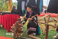 Phụ nữ dân tộc Thu Lao gìn giữ, bảo tồn nghề dệt truyền thống đã được công nhận là Di sản văn hóa phi vật thể quốc gia. (Ảnh: Hương Thu/TTXVN)