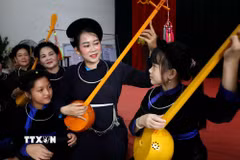 Truyền dạy hát Then, đàn tính cho các em nhỏ. (Ảnh: Danh Lam/TTXVN)