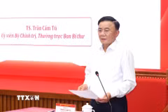 Đồng chí Trần Cẩm Tú, Ủy viên Bộ Chính trị, Thường trực Ban Bí thư truyền đạt Chuyên đề “Xây dựng Đảng trong sạch, vững mạnh toàn diện, “Là đạo đức, là văn minh” đảm đương sứ mệnh lãnh đạo, cầm quyền trong Kỷ nguyên phát triển mới” với các học viên Lớp bồi dưỡng, cập nhật kiến thức đối với Ủy viên Ban Chấp hành Trung ương Đảng khóa XIV (Lớp thứ nhất). (Ảnh: Phương Hoa/TTXVN)