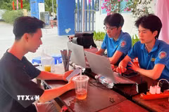 Đội tư vấn hỗ trợ tìm trọ của Trường Đại học Kinh tế-Đại học Huế tích cực hướng dẫn tân sinh viên. (Ảnh: Văn Dũng/TTXVN)