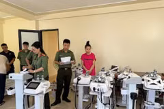 Lực lượng chức năng khám xét cơ sở “Phúc Tâm 8”. (Ảnh: Công an Nghệ An)