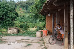 Nếp nhà đất truyền thống với mái ngói cũ, lưu giữ dấu ấn thời gian và kiến trúc đặc trưng vùng nông thôn miền núi. (Ảnh: Phạm Tuấn Anh/ TTXVN)