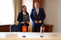 Bà Phan Thị Thắng, Thứ trưởng Bộ Công Thương Việt Nam và ông Vladimir Šimoňák, Thứ trưởng Bộ Kinh tế Slovakia ký nghị định thư. (Ảnh: Quang Hòa/TTXVN)