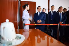 Thủ tướng Phạm Minh Chính đến thăm Di tích nơi diễn ra Đại hội Đảng Cộng sản lần thứ nhất Trung Quốc. (Ảnh: Dương Giang/TTXVN)