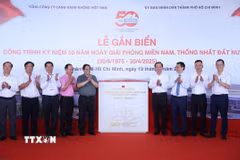 Thủ tướng Phạm Minh Chính và Bí thư Thành ủy Thành phố Hồ Chí Minh Nguyễn Văn Nên và các đại biểu gắn biển công trình Nhà ga T3, Cảng hàng không quốc tế Tân Sơn Nhất chào mừng kỷ niệm 50 năm Ngày Giải phóng miền Nam, thống nhất đất nước. (Ảnh: Dương Giang/TTXVN)