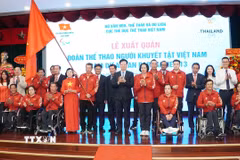 Phó Thủ tướng Chính phủ Mai Văn Chính cùng đại diện các bộ, ban, ngành Trung ương và Thành phố Hồ Chí Minh, vận động viên Đoàn Thể thao Người khuyết tật Việt Nam tại Lễ xuất quân. (Ảnh: Trung Tuyến/TTXVN)