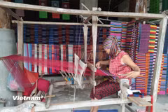 Bà Hà Thị Lôi (72 tuổi) ở bản Lác (Phú Thọ) dệt thổ cẩm. (Ảnh: Thanh Huyền/Vietnam+)