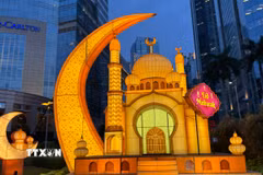 Đường phố Jakarta được trang trí biểu tượng Hồi giáo trong suốt tháng Ramadan và dịp lễ Idul Fitri. (Ảnh: Đỗ Quyên/TTXVN)