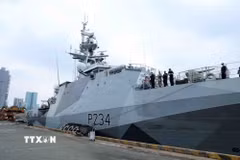 Tàu HMS SPEY cập bến Cảng quốc tế Nhà Rồng-Khánh Hội. (Ảnh: Xuân Khu/TTXVN)