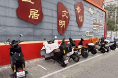 Xe máy điện Trung Quốc. (Ảnh: Công Tuyên/TTXVN)