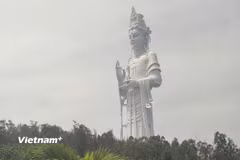 Tượng Phật Quan Âm cao nhất Việt Nam ở chùa Minh Đức, tỉnh Quảng Ngãi. (Ảnh: Hồng Hạnh/Vietnam+)