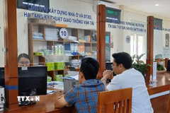 Giải quyết thủ tục hành chính cho người dân tại phường Ngũ Hành Sơn, thành phố Đà Nẵng. (Ảnh: Mỹ Hà/TTXVN)