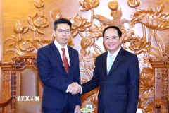 Trưởng Ban Tuyên giáo Trung ương Trịnh Văn Quyết tiếp đồng chí Sakhone Phommalath, Phó Trưởng Ban Tuyên huấn Trung ương Đảng Nhân dân cách mạng Lào. (Ảnh: Phương Hoa/TTXVN)
