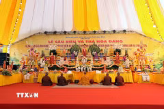 Ban trị sự Giáo hội Phật giáo Việt Nam tỉnh Ninh Bình đã cử hành các nghi thức tại lễ cầu siêu. (Ảnh: Đại Nghĩa/TTXVN)