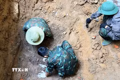 Quy tập hài cốt liệt sỹ. (Ảnh: TTXVN phát)