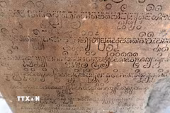 Những dòng chữ Phạn cổ trên tấm bia ký chứa đựng thông tin về quá trình hình thành Di tích Quốc gia Đặc biệt Phật viện Đồng Dương vào năm 875. (Ảnh: Đỗ Trưởng/TTXVN)