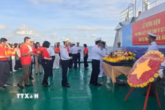 Lễ tưởng niệm các cán bộ, chiến sỹ hy sinh vì sự nghiệp bảo vệ chủ quyền biển đảo. (Ảnh: TTXVN phát)