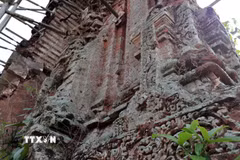 Tường Tháp Sáng tại Di tích Quốc gia Đặc biệt Phật viện Đồng Dương đã bị xuống cấp nghiêm trọng. (Ảnh: Đỗ Trưởng/TTXVN)