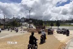 Nút giao đường Nguyên Tử Lực-Trần Quốc Toản (đoạn gần hồ lắng số 1 sát bên hồ Xuân Hương-Đà Lạt) được triển khai thi công, nâng cấp. (Ảnh: Nguyễn Dũng/TTXVN)