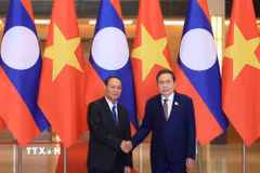 Chủ tịch Quốc hội Trần Thanh Mẫn và đồng chí Vilay Lakhamphong, Ủy viên Bộ Chính trị, Thường trực Ban Bí thư Trung ương Đảng Nhân dân Cách mạng Lào. (Ảnh: Tuấn Anh/TTXVN)